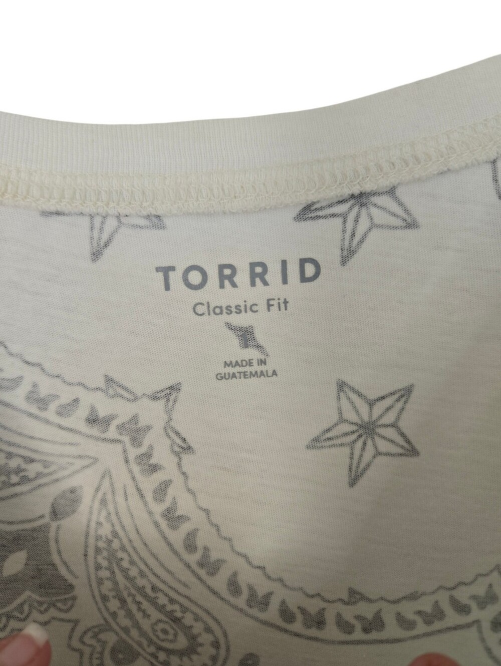 π€ Torrid Classic Fit Bandana Paisley Graphic Tee β Size 1 - Picture 3 of 5